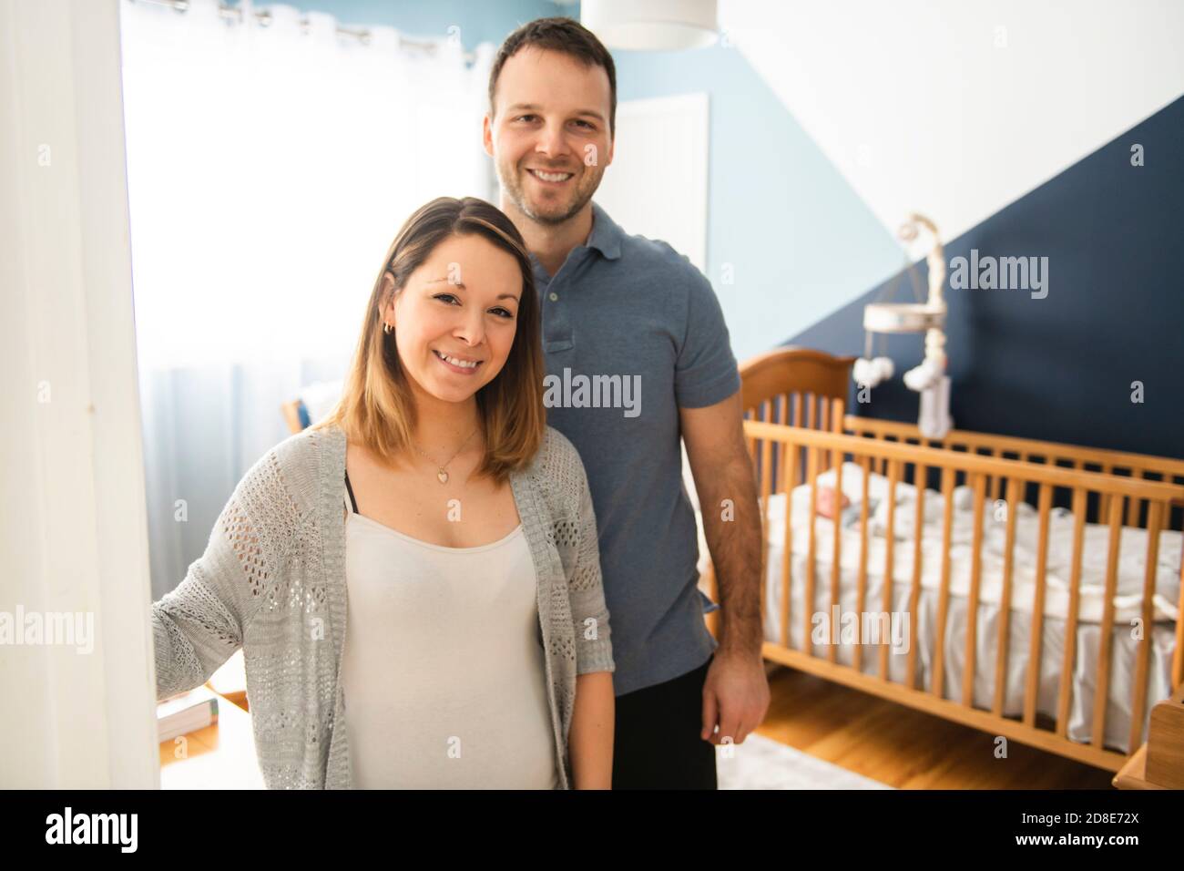 Die Eltern stehen im Kindergarten mit Baby-Sohn Stockfoto