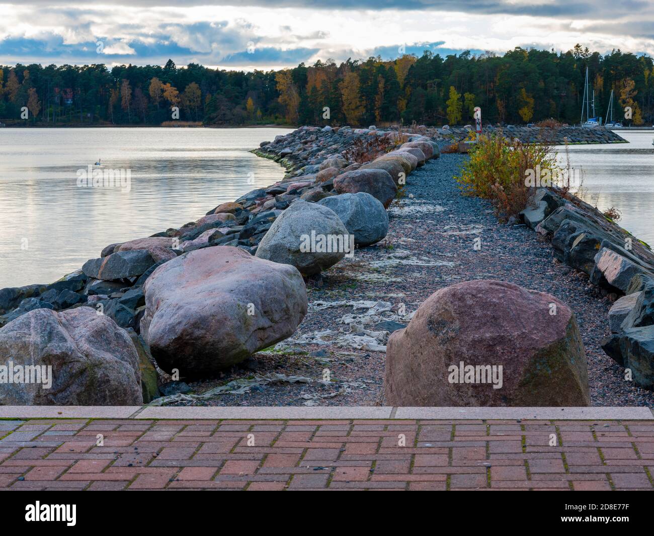 Helsinki/Finnland - 16. OKTOBER 2020: Blick auf ein großes Bruchwasser auf Granitbasis im Freizeitboothafen. Stockfoto