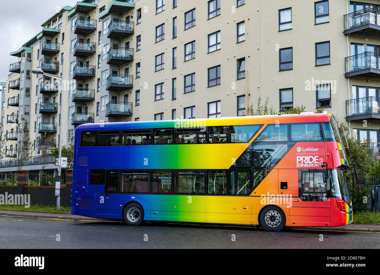 Lothian Bus dekoriert mit LBGT Gay Pride Regenbogenfarben, Leith, Edinburgh, Schottland, Großbritannien Stockfoto