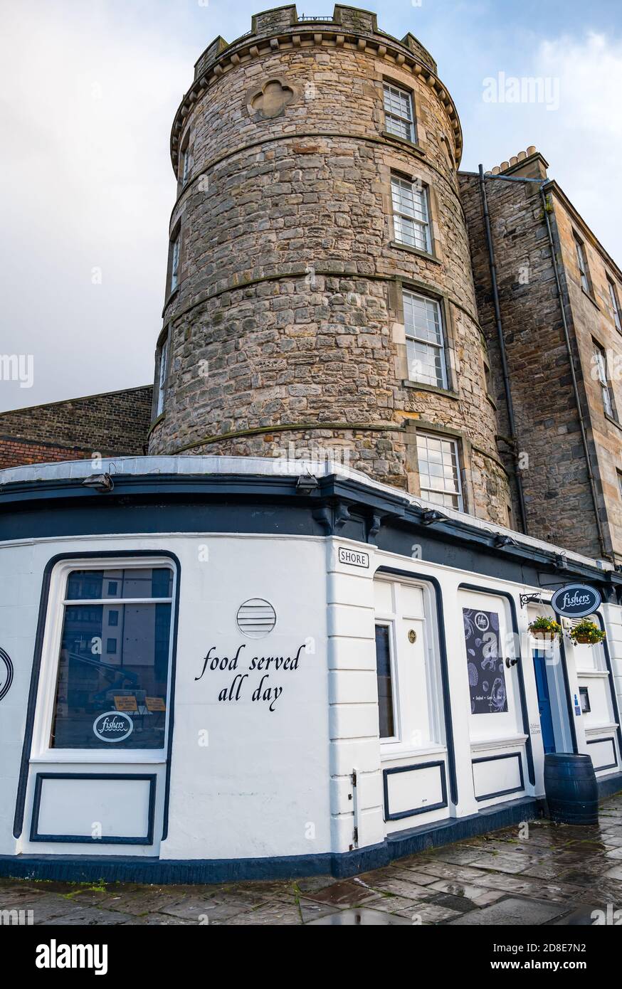 Fisher's Seafood Restaurant mit historischem Rundturm, The Shore, leith, Edinburgh, Schottland, Großbritannien Stockfoto