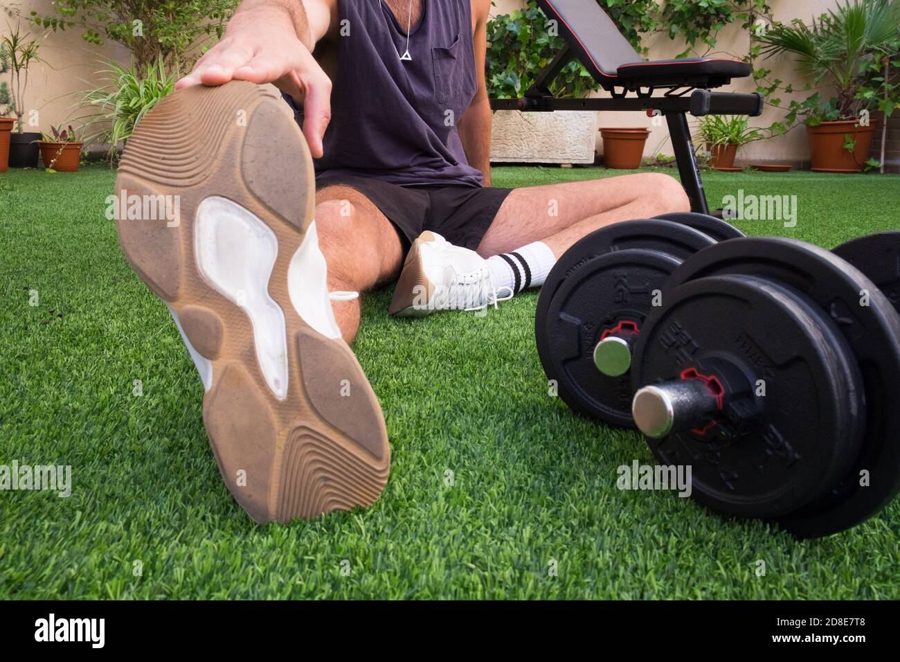 Schöner Sportler bei seinen Liegestützen beim Outdoor-Training Stockfoto