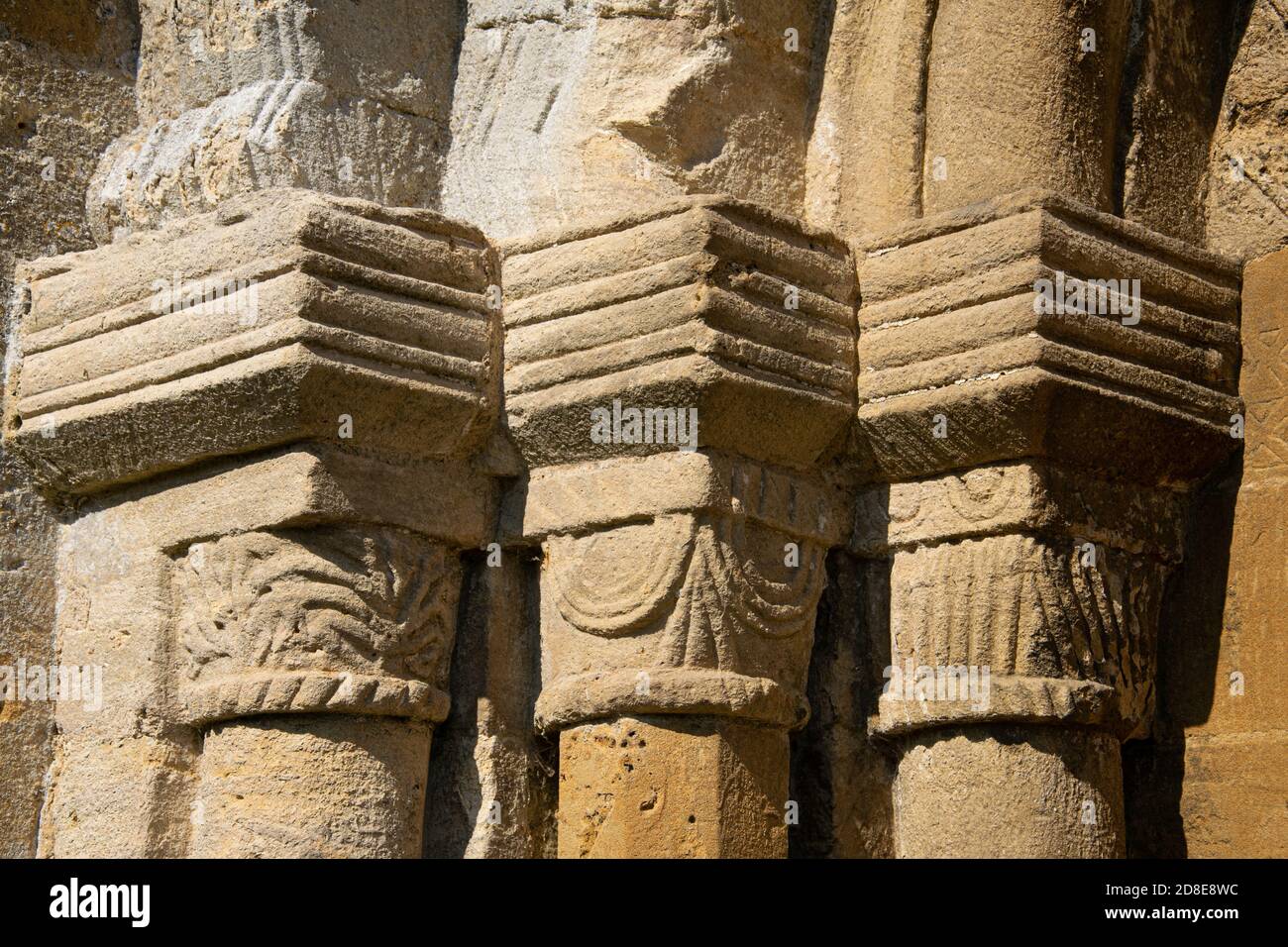 Detail aus dem normannischen Eingang der Kirche St. Michael's and All Angels Church, Guiting Power, Gloucestershire, England Stockfoto