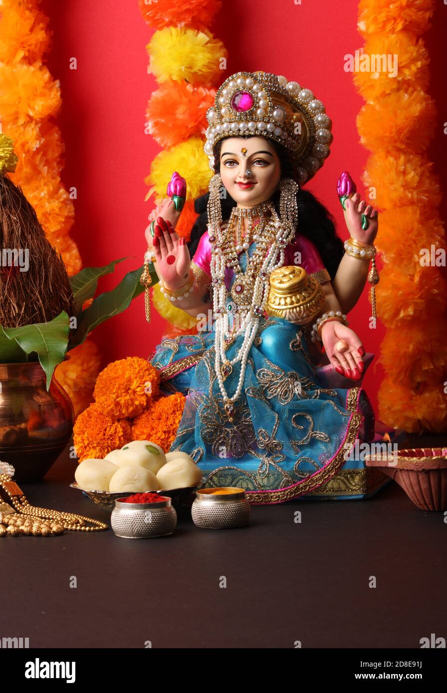 Idol Verehrung der hinduistischen Göttin Lakshmi - Lakshmi Puja ist ein hinduistisches religiöses Fest. Stockfoto