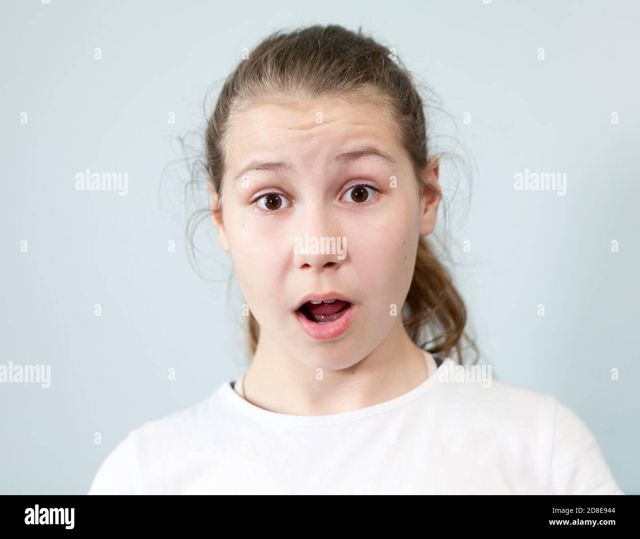 Weite Augen und offenen Mund, Überraschung auf Gesicht der Pre-teen Mädchen, Hintergrund, Emotion-Serie. Stockfoto