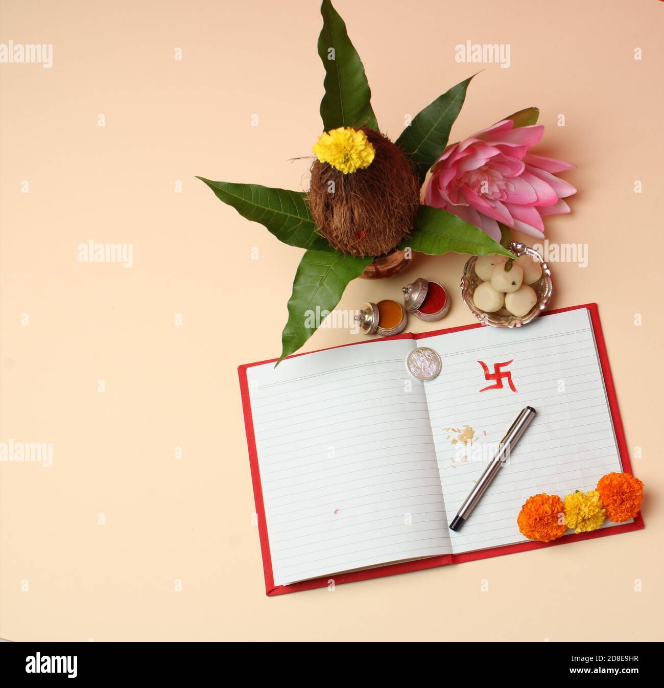 Rotes Buchhaltungsbuch / bahi khata mit Kupfer kalash, Süßigkeiten, Ringelblume, haldi Kumkum, Stift mit Tinte auf Laxmi pujan, Diwali Festival Stockfoto