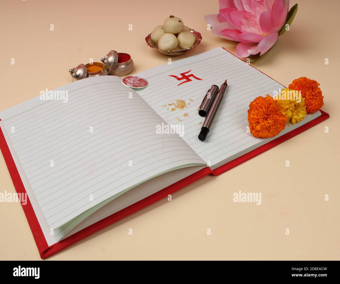 Rotes Buchhaltungsbuch / bahi khata mit Kupfer kalash, Süßigkeiten, Ringelblume, haldi Kumkum, Stift mit Tinte auf Laxmi pujan, Diwali Festival Stockfoto