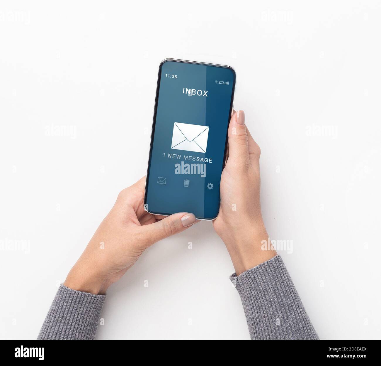 E-Mail Nachricht Benachrichtigung Auf Smartphone, Unkenntlich Frau Texting, Weißer Hintergrund Stockfoto