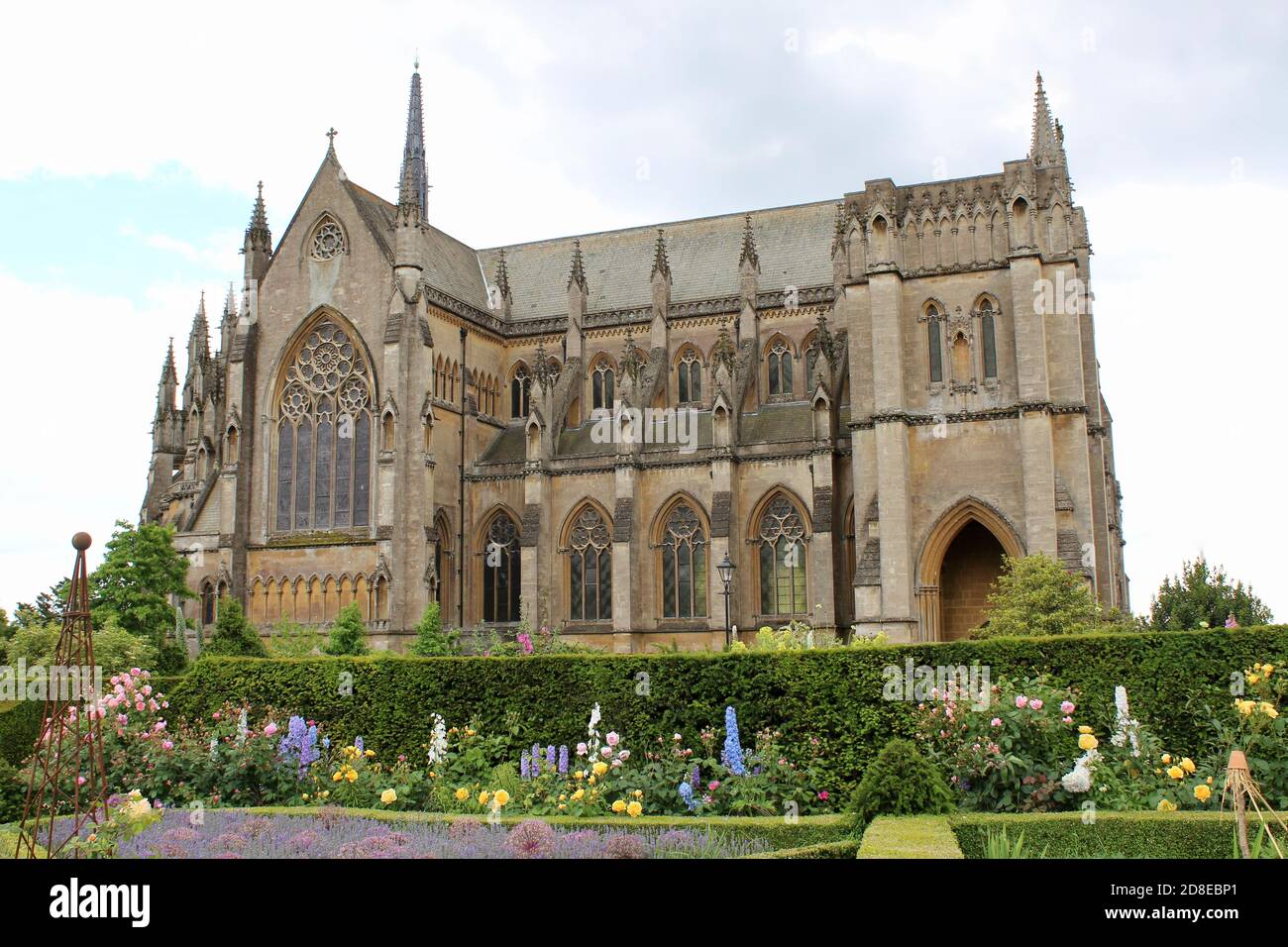 Arundel Kathedrale von den Gärten des Arundel Schlosses aus gesehen. Stockfoto