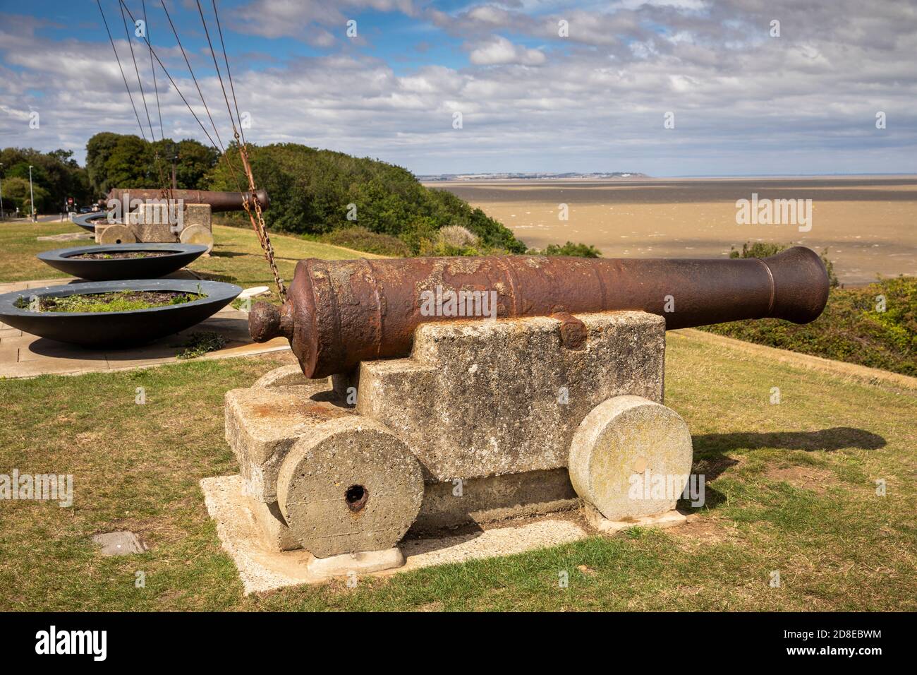 Großbritannien, Kent, Whitstable, Tankerton, Marine Parade, Tankerton Hänge, alte rostige 1700er Kanone mit Blick auf das Meer Stockfoto