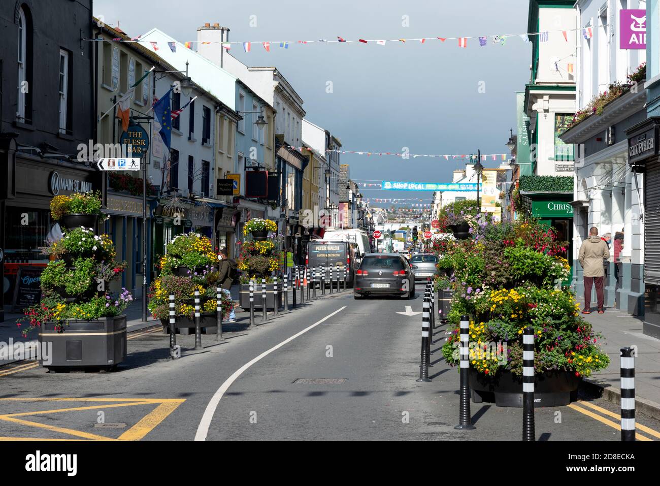 Umgestaltet Main Street in Killarney Irland durch Platzierung große Blume Töpfe und Pfählen für schmalere Straßen und breitere Gehwege Oder Gehwege Stockfoto