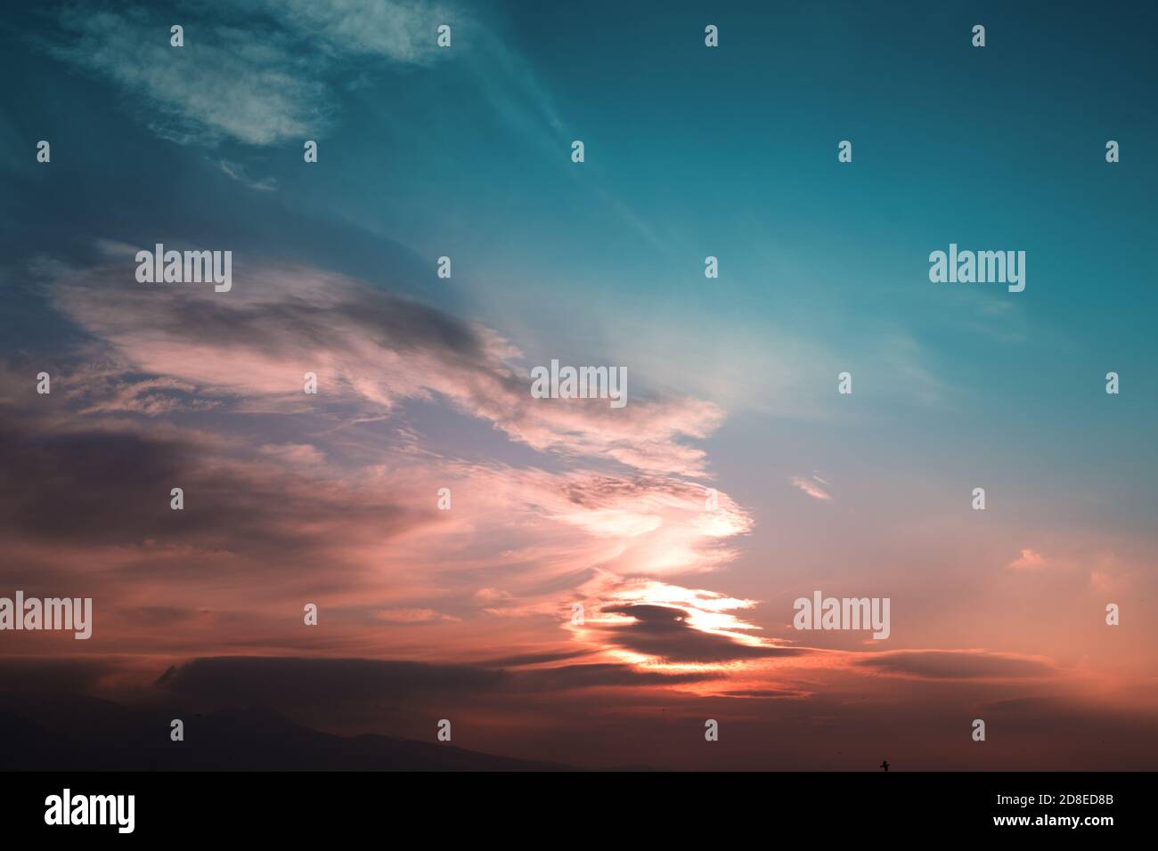 Dramatischer Himmel mit Wolken, blauen und roten Farben. Stockfoto