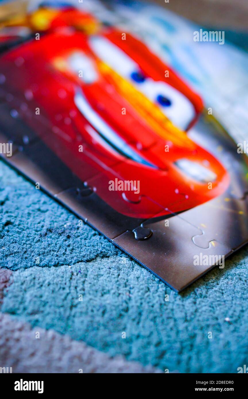POZNAN, POLEN - 24. Oktober 2020: Nahaufnahme eines Disney Cars Puzzles, das auf einem Teppichboden liegt Stockfoto