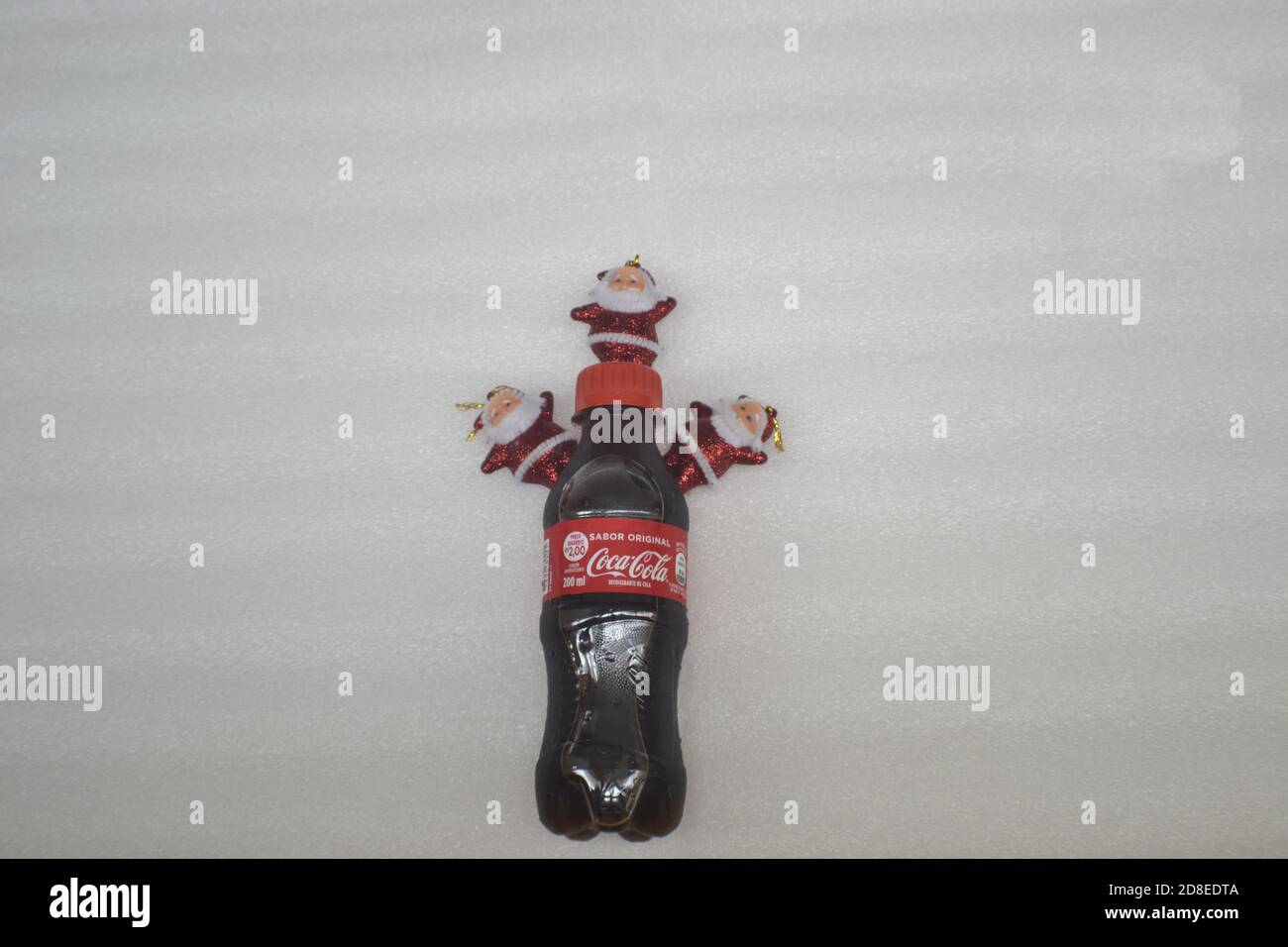 Kunststoff Coca Cola Flasche in Werbegröße mit Weihnachtsschmuck mit Weihnachtsmann auf weißem Hintergrund, mit Aktionspreis Stockfoto