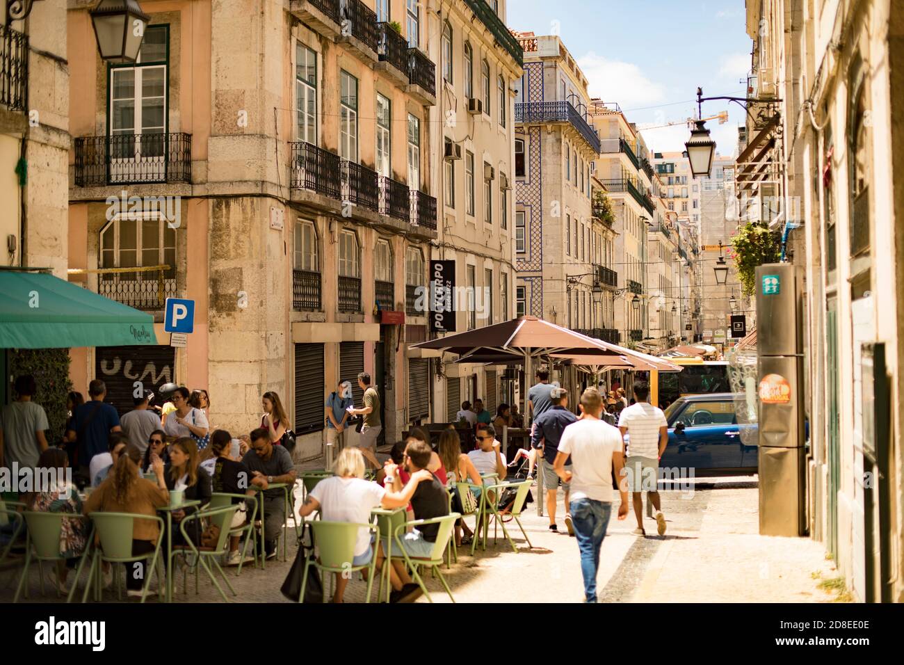 Belebte Straße mit Cafés im Freien in der Baixa, Lissabon, Portugal, Europa. Stockfoto