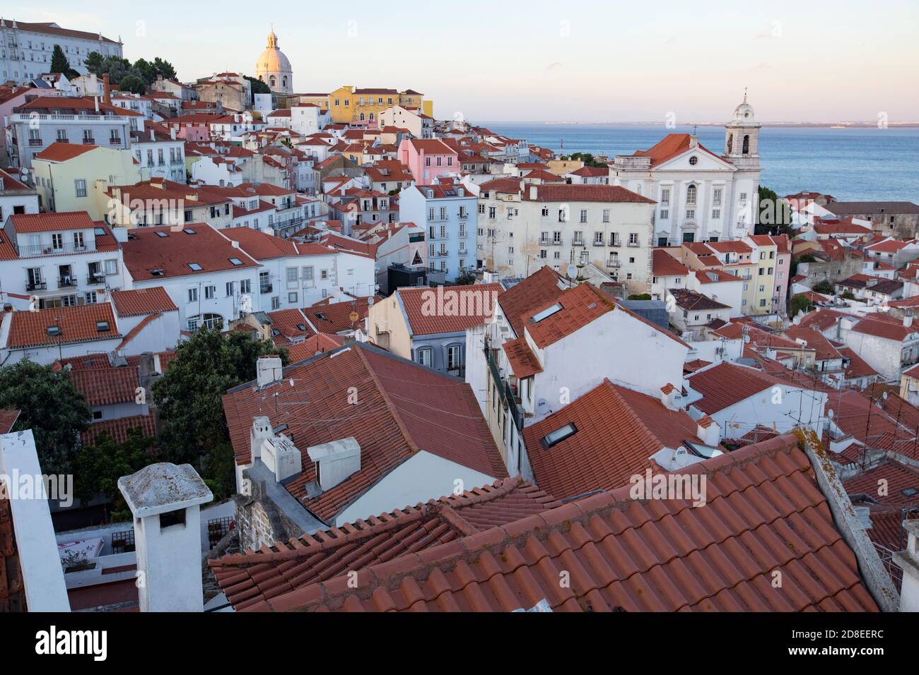 Dächer mit schöner Architektur und die Kirche Santo Estêvão im Alfama-Viertel von Lissabon, Portugal, Europa. Stockfoto