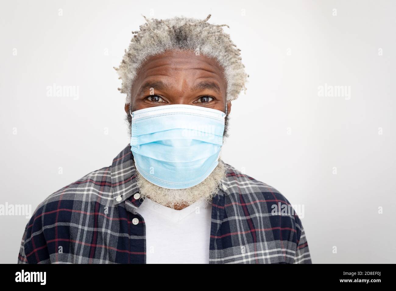 Porträt eines älteren Mannes mit Gesichtsmaske Stockfoto