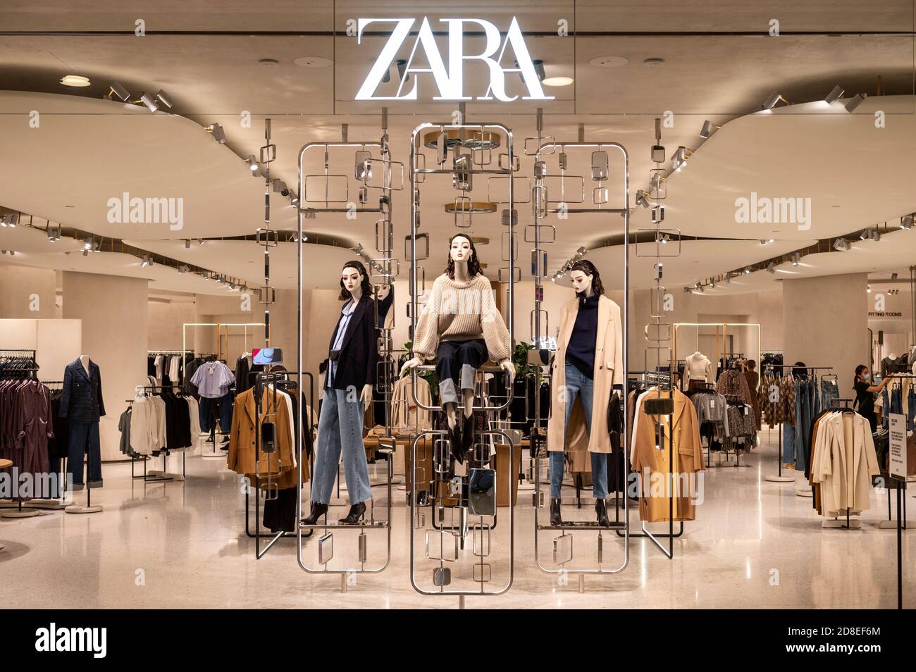 Spanisches multinationales Bekleidungsdesign-Einzelhandelsunternehmen von Inditex, Zara-Geschäft in Hongkong. Stockfoto