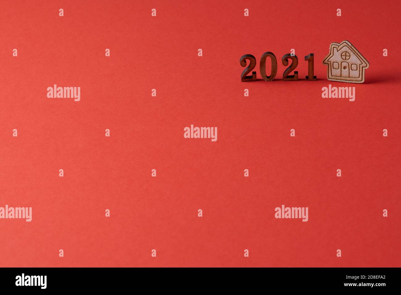 Neues Jahr 2021. Holzfiguren und ein kleines Haus in der Nähe. „zu Hause bleiben“-Konzept. Hochwertige Fotos Stockfoto