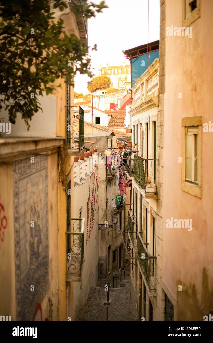 Enge Gassen und Treppen im Alfama-Viertel von Lissabon, Portugal, Europa. Stockfoto