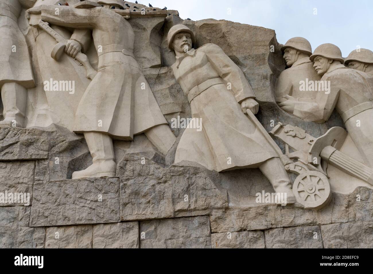 SAMBEK, RUSSLAND - CA. OKTOBER 2020: Soldaten Skulpturen verteidigen Sambek Höhe Stockfoto