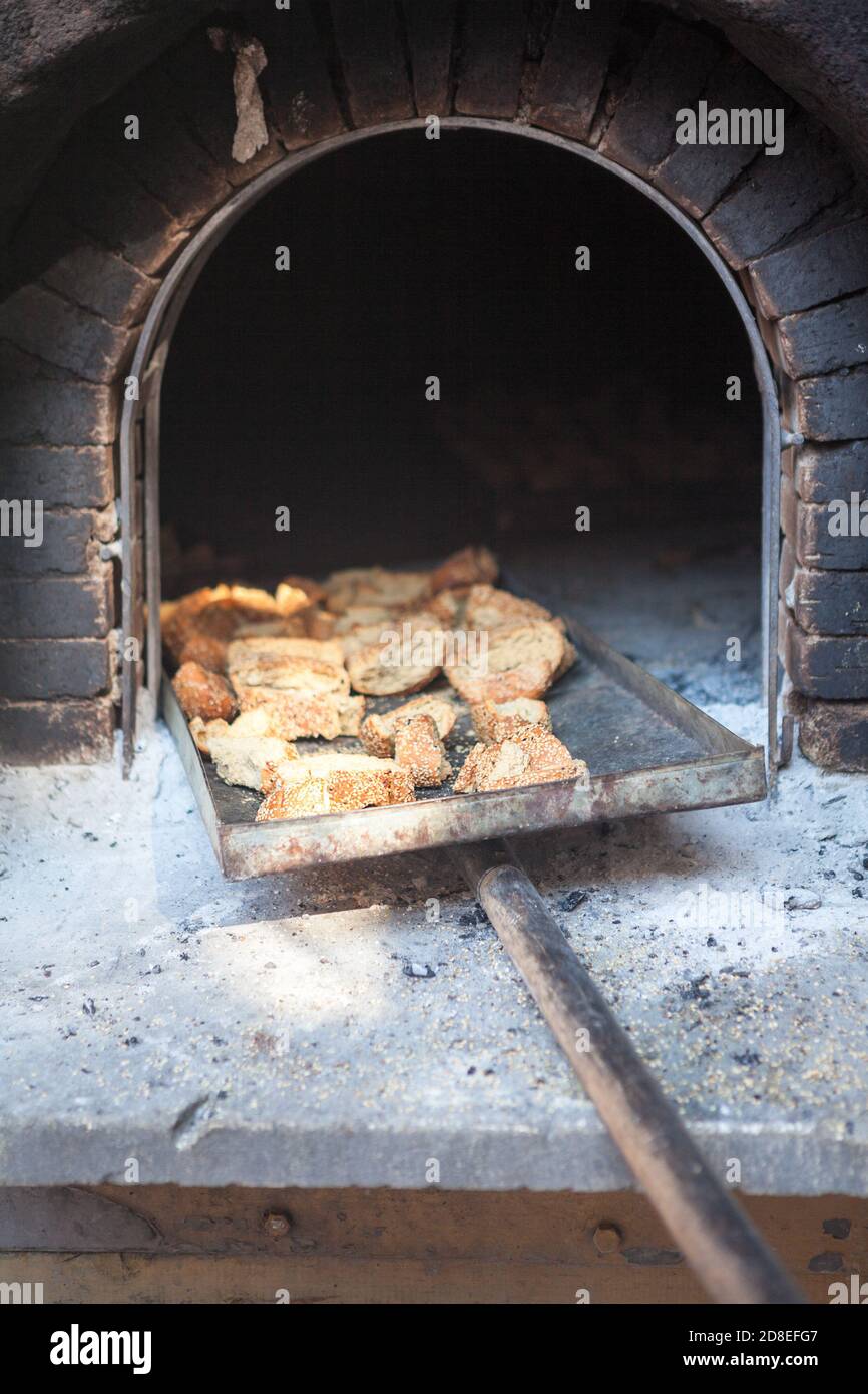 Trockene Brotscheiben aus dem ländlichen Backsteinofen Stockfoto