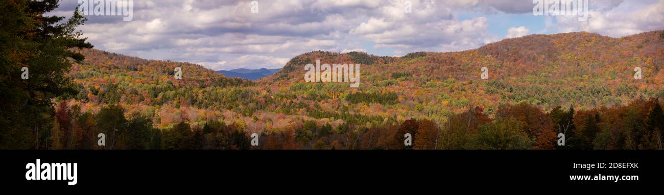 WARREN, VERMONT, USA - Herbstlaub im Mad River Valley, Green Mountains, Panorama. Stockfoto