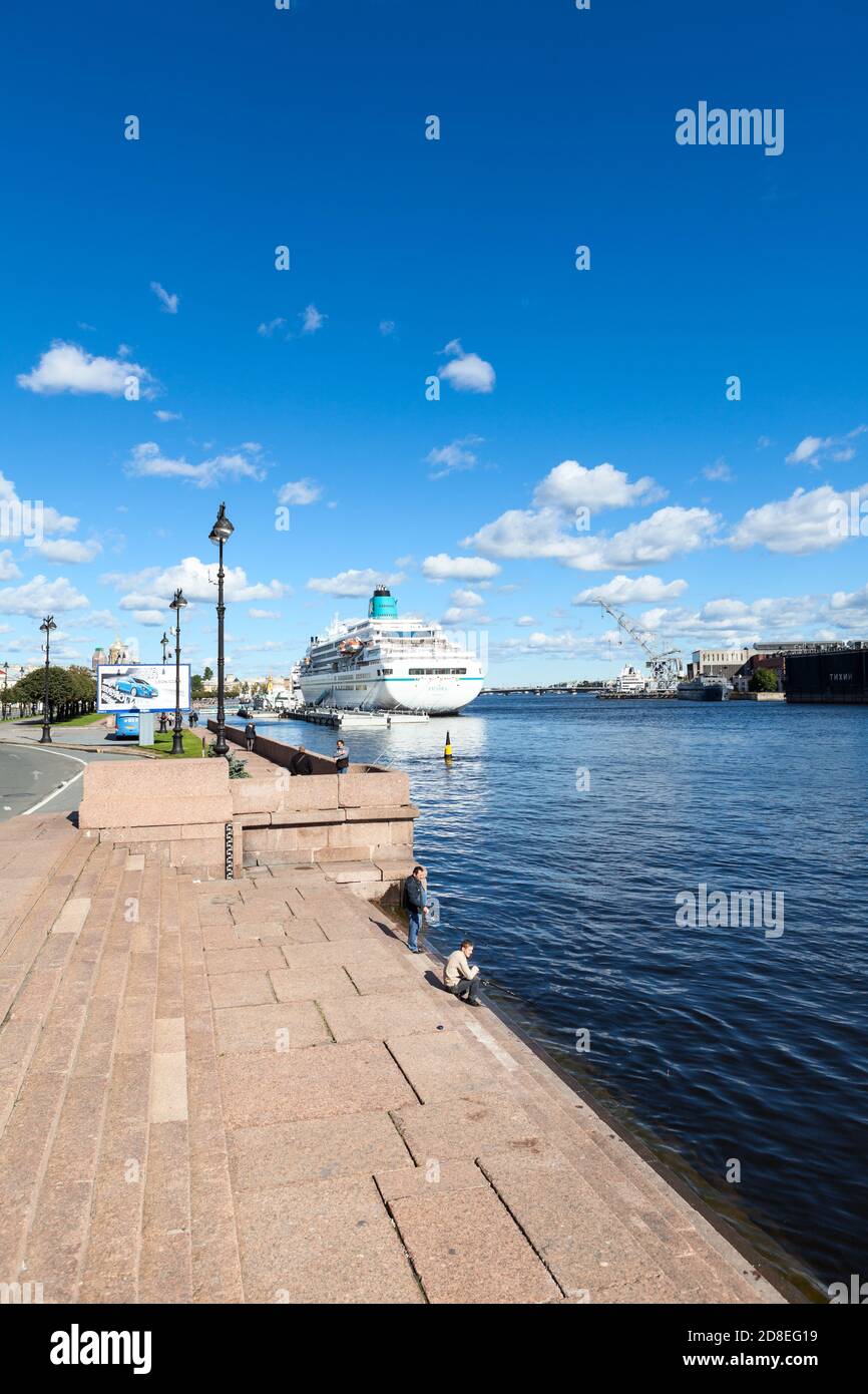 St. Petersburg, Russland-ca. Sep, 2012: Das Leutnant Schmidt Ufer mit Kreuzfahrtschiff Pier ist auf dem Fluss Neva. Es befindet sich im Zentrum Stockfoto