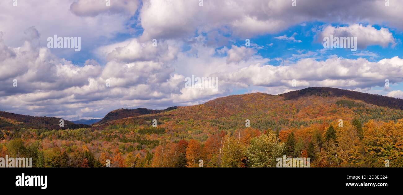 WARREN, VERMONT, USA - Herbstlaub im Mad River Valley, Green Mountains, Panorama. Stockfoto
