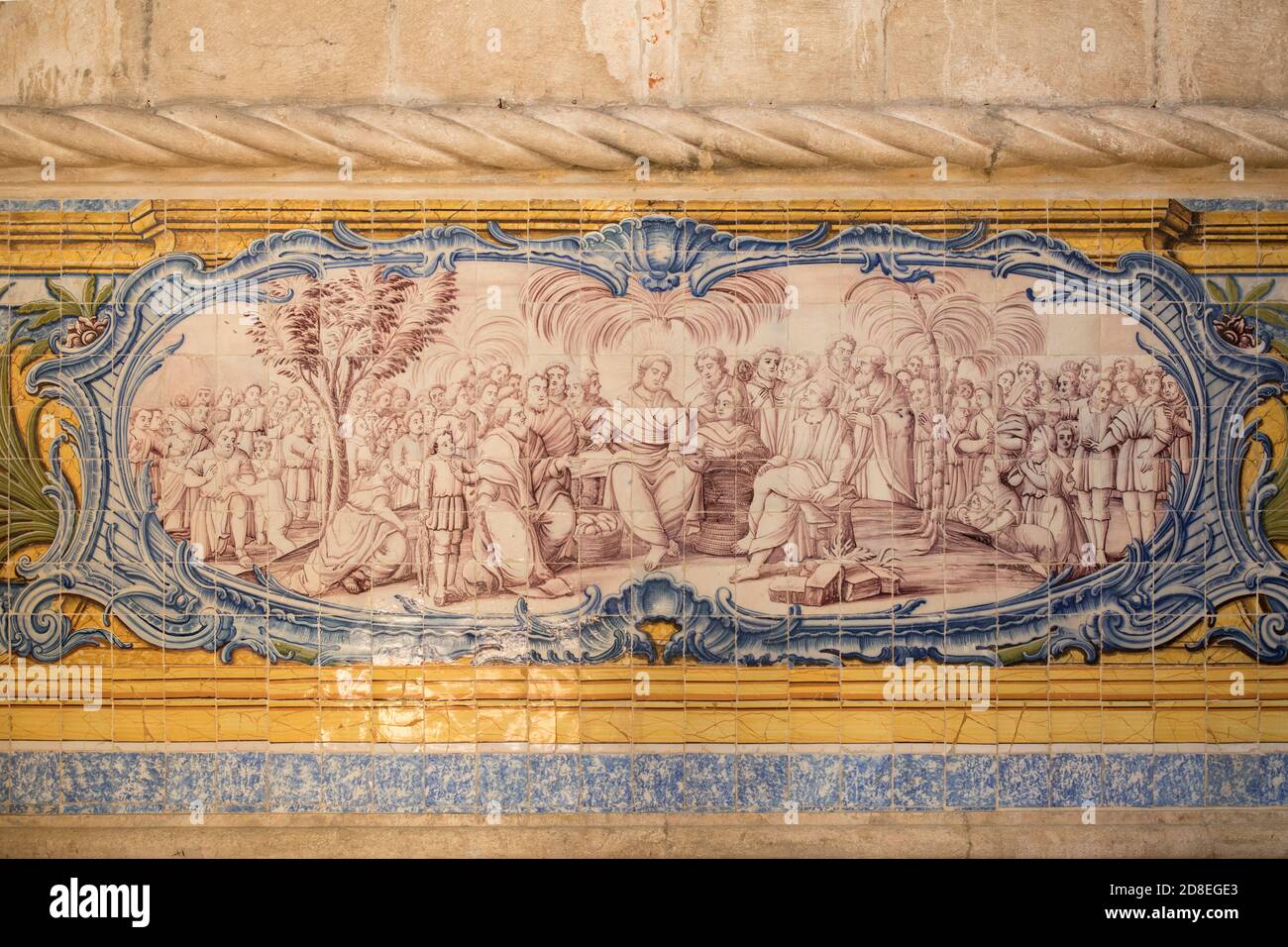 Das Innere des Klosters Jerónimos in Lissabon, Portugal, Europa zeigt eine biblische Szene auf traditionellen Azulejos Fliesen. Stockfoto