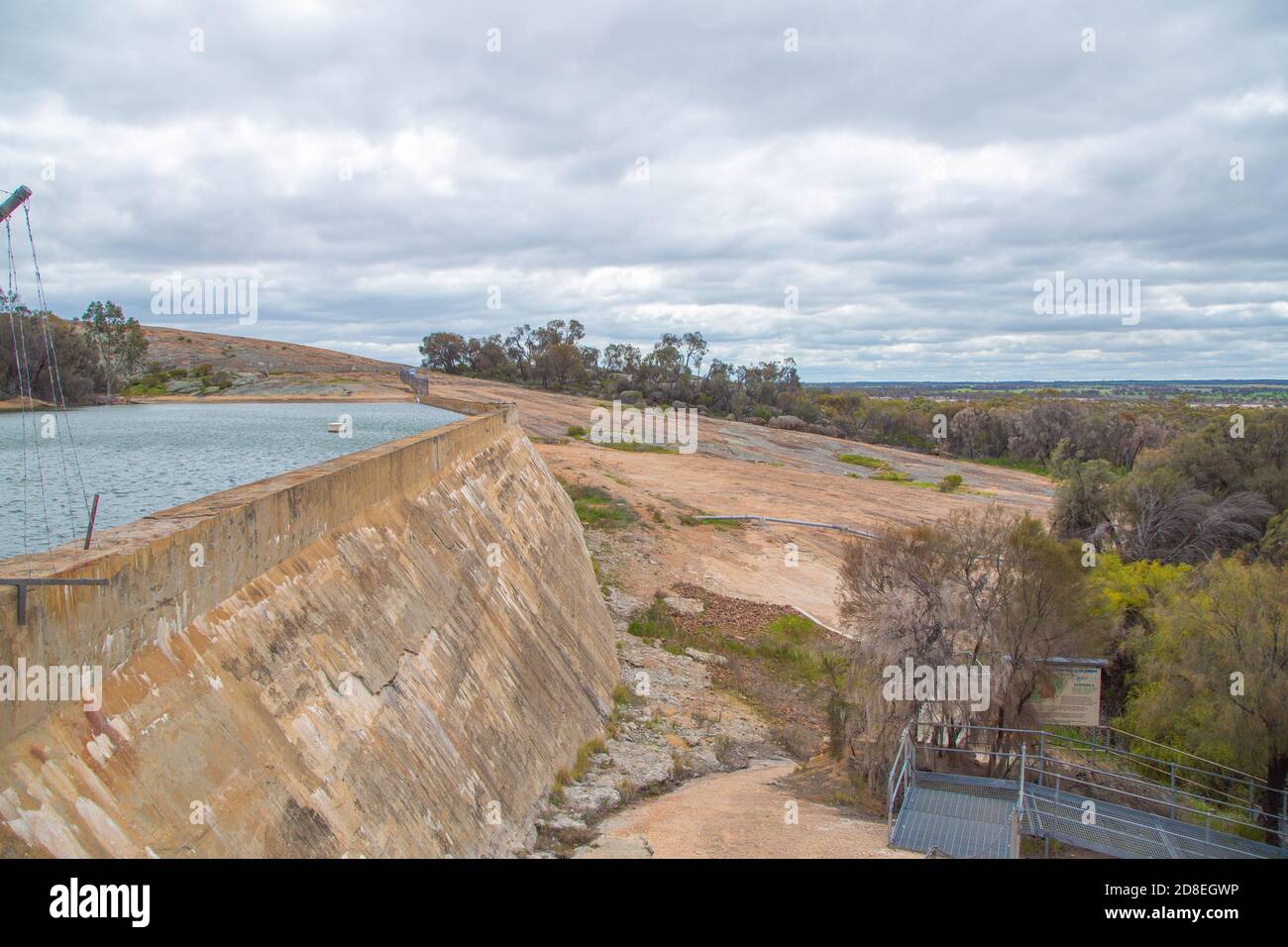 Blick vom Wave Rock mit Damm auf der linken Seite, in Richtung Hyden, Western Australia Stockfoto