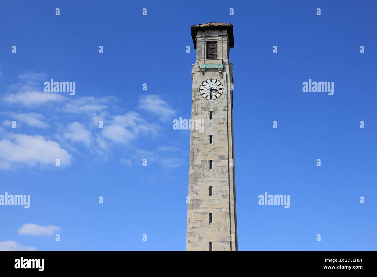 Landschaftsaufnahme des Turms des Southampton Civic Center Stockfoto