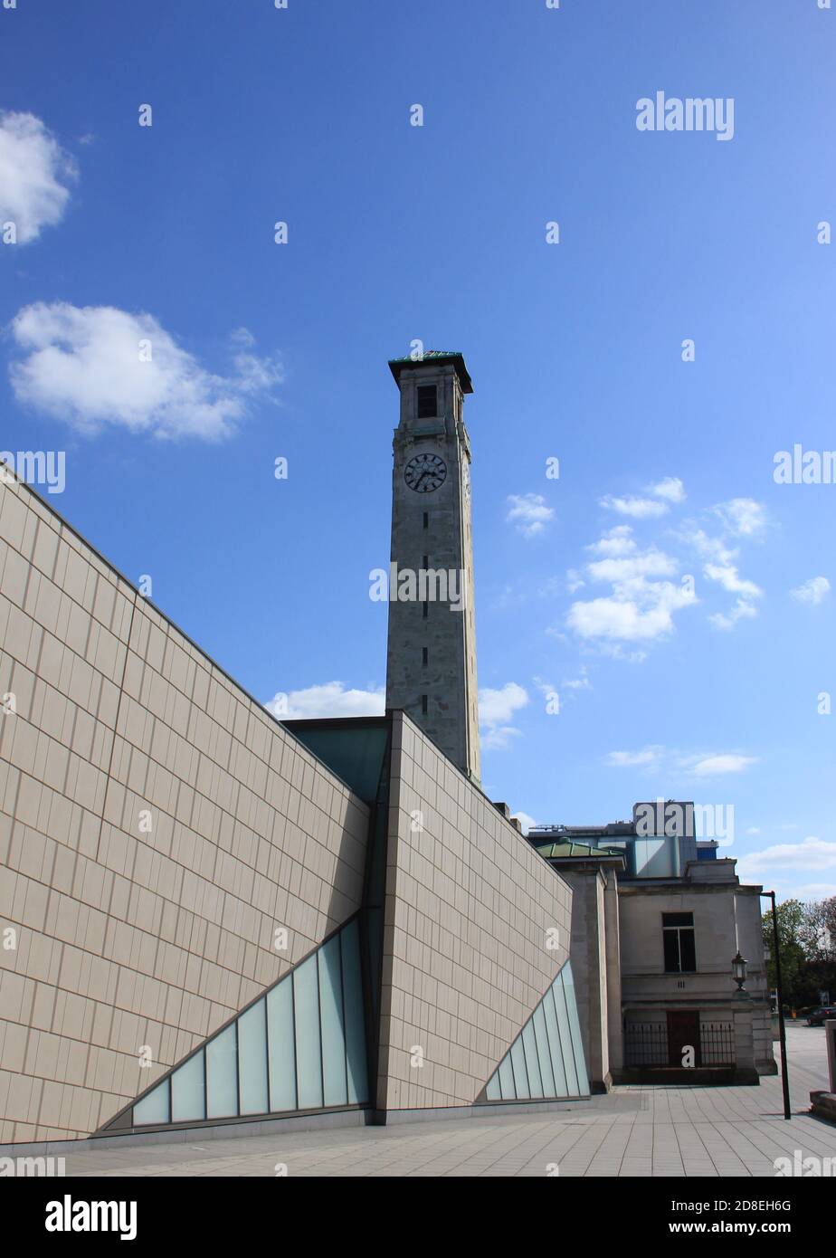 Foto des Southampton Civic Center Uhrturms und SeaCity museum Stockfoto