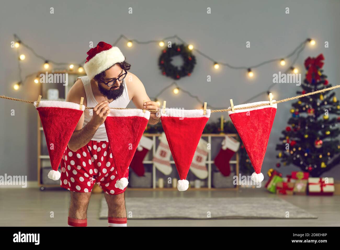 Mann im Urlaub lustige Kostüm hängen Hüte für Geschenke auf Weihnachten  Stockfotografie - Alamy