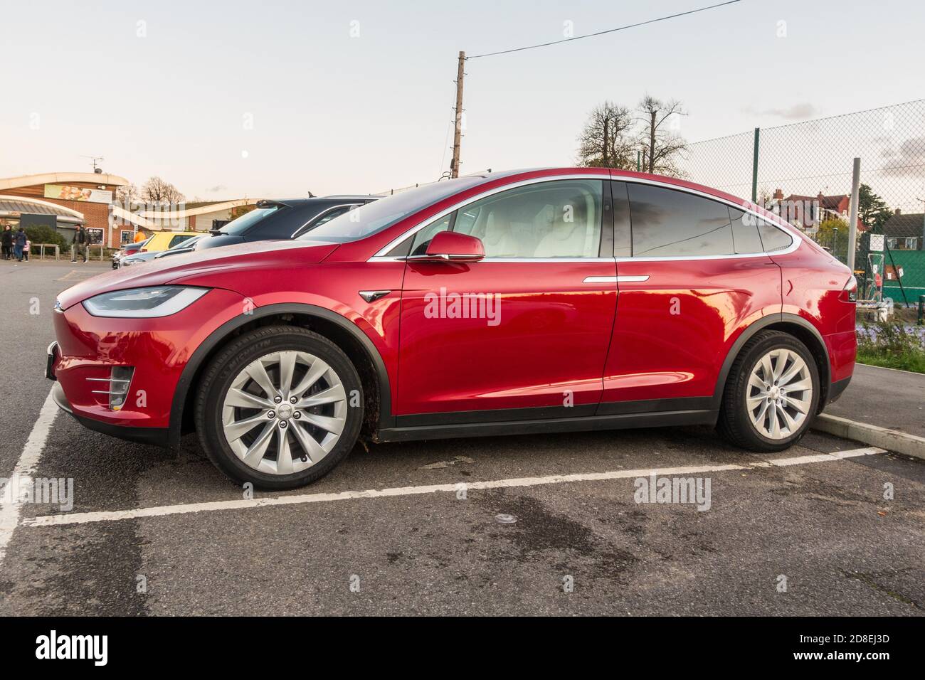 Tesla Model X Auto in roter Farbe im Auto geparkt Parkplatz Stockfoto
