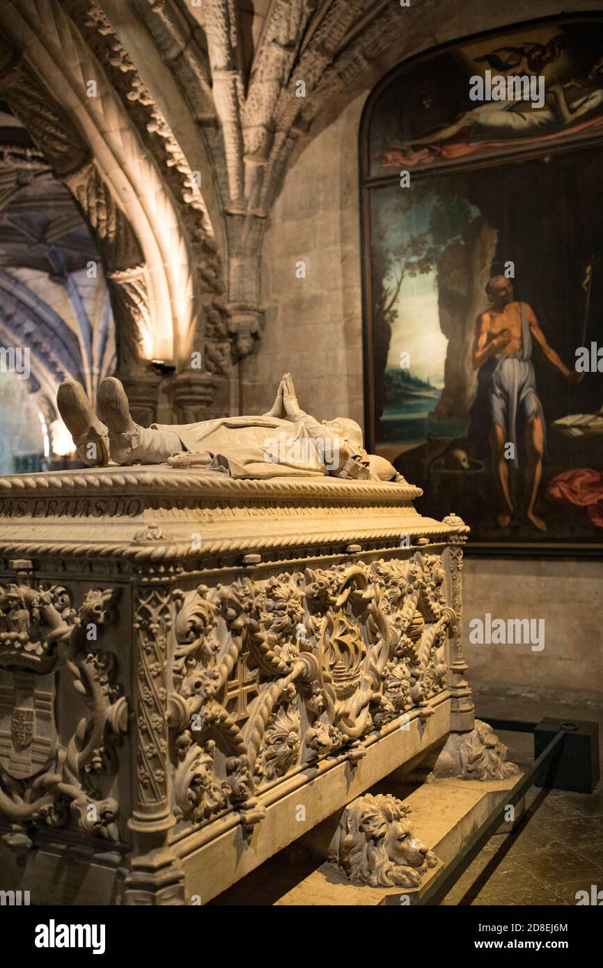 Grab von Vasco da Gama im Inneren des Klosters Jerónimos in Lissabon, Portugal, Europa. Stockfoto