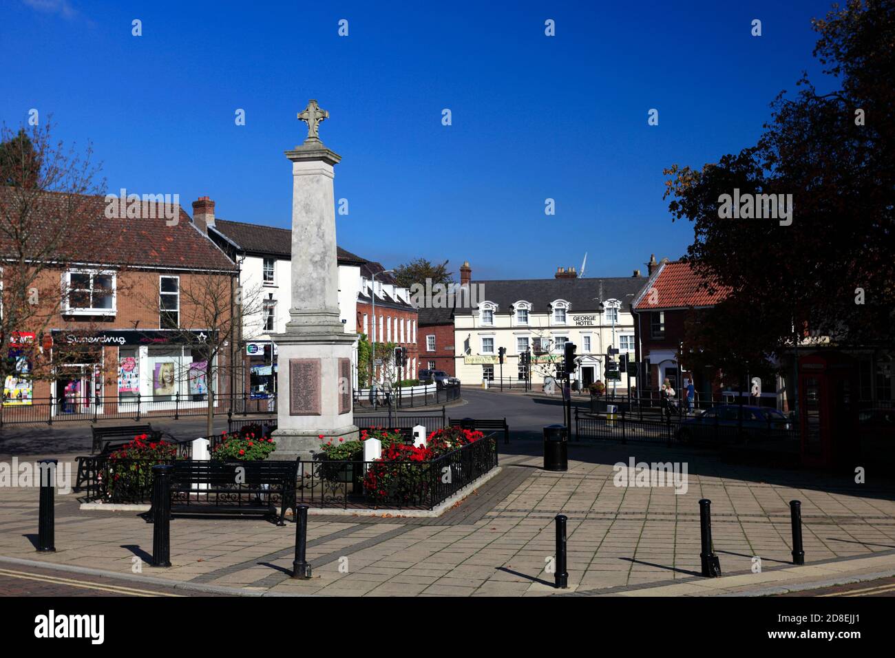 Sommeransicht des war Memorial, Swaffham Stadt, Norfolk, England, Großbritannien Stockfoto