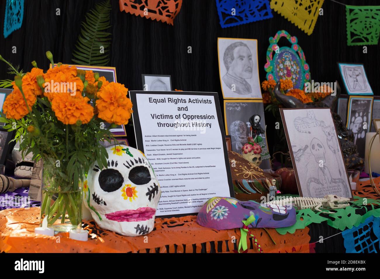 Eine Ofrenda, oder Day of the Dead Altar, gewidmet Gleichberechtigung Aktivisten und Opfer von Unterdrückung, auf der Ausstellung an der Universität von Oregon in Eugene. Stockfoto