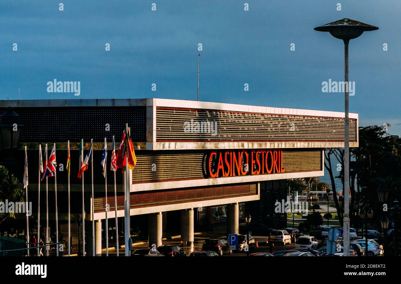 Fassade des Casino Estoril in der Kurstadt Estoril, Portugal mit Meer im Hintergrund sichtbar Stockfoto