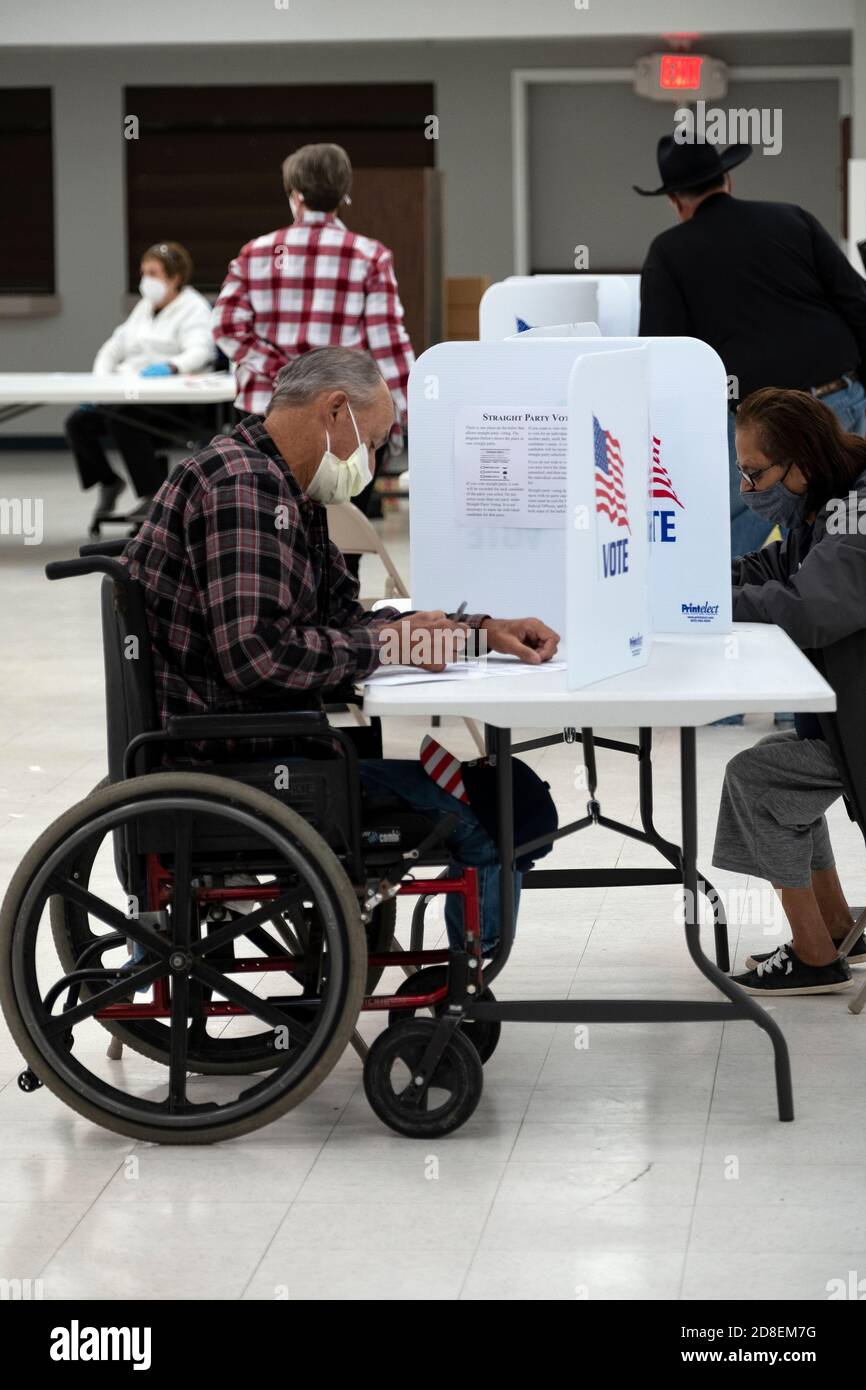 Älterer Mann im Rollstuhl bei der amerikanischen Präsidentschaftswahl Stockfoto