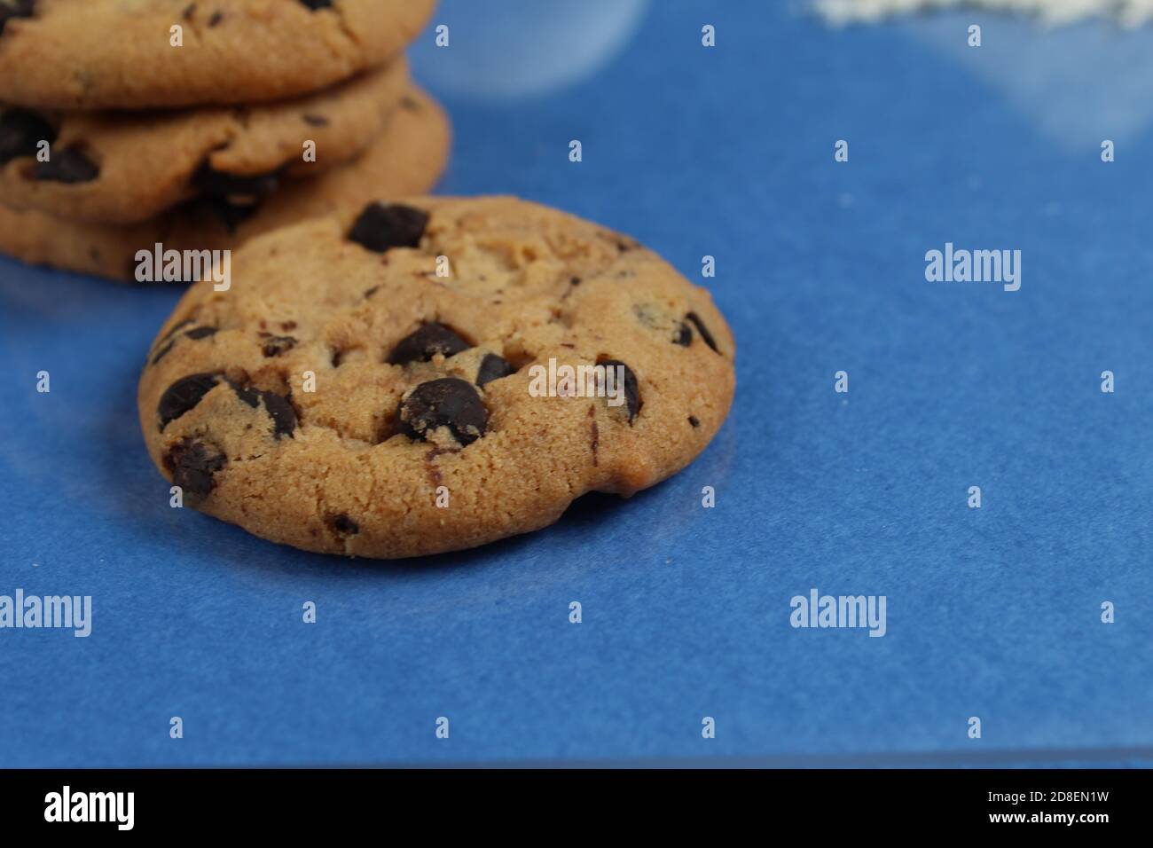 Plätzchen festliche Runde mit Schokoladentropfen close up auf ein Blauer Hintergrund gibt es einen Kopierplatz für den Text Des Fotos Stockfoto