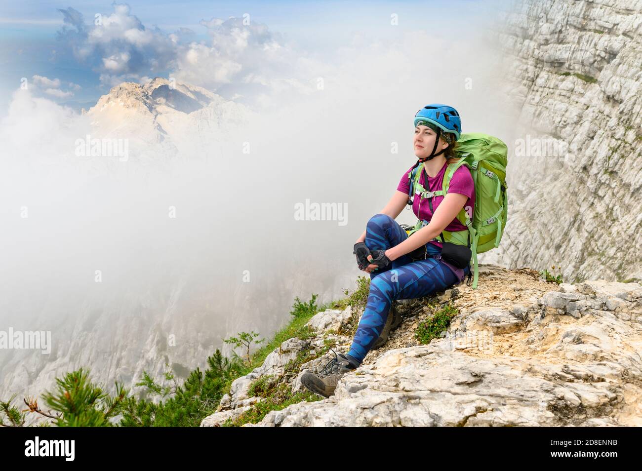 Bergsteigerin Frau genießen eine erstaunliche Aussicht von der Höhe des Triglav, Slowenien, Sommertag Stockfoto