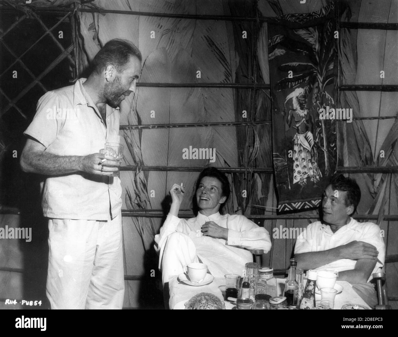 HUMPHREY BOGART KATHARINE HEPBURN und JOHN HUSTON Afrika Drehort offen während der Dreharbeiten DER AFRIKANISCHEN KÖNIGIN 1951 Regisseur JOHN HUSTON Roman C.S. Forester Drehbuch James Agee und John Huston UK - USA Koproduktion Romulus Films / Horizon Pictures / Independent Film Distributors (IFD) / United Artists Stockfoto