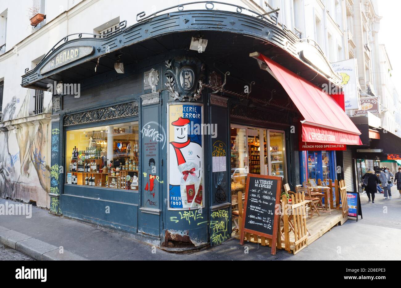 Der Vintage-Gourmet-Laden Epicerie du Terroir befindet sich in der Lepic Straße im Viertel Montmartre in Paris, Frankreich. Stockfoto
