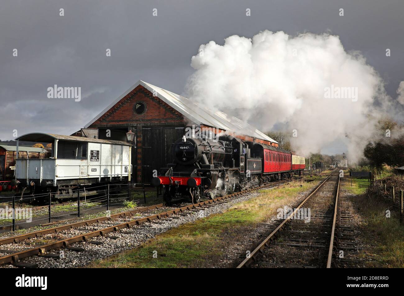 Ivatt 46447 fährt von Cranmore Shed auf der East Somerset Railway ab. Stockfoto