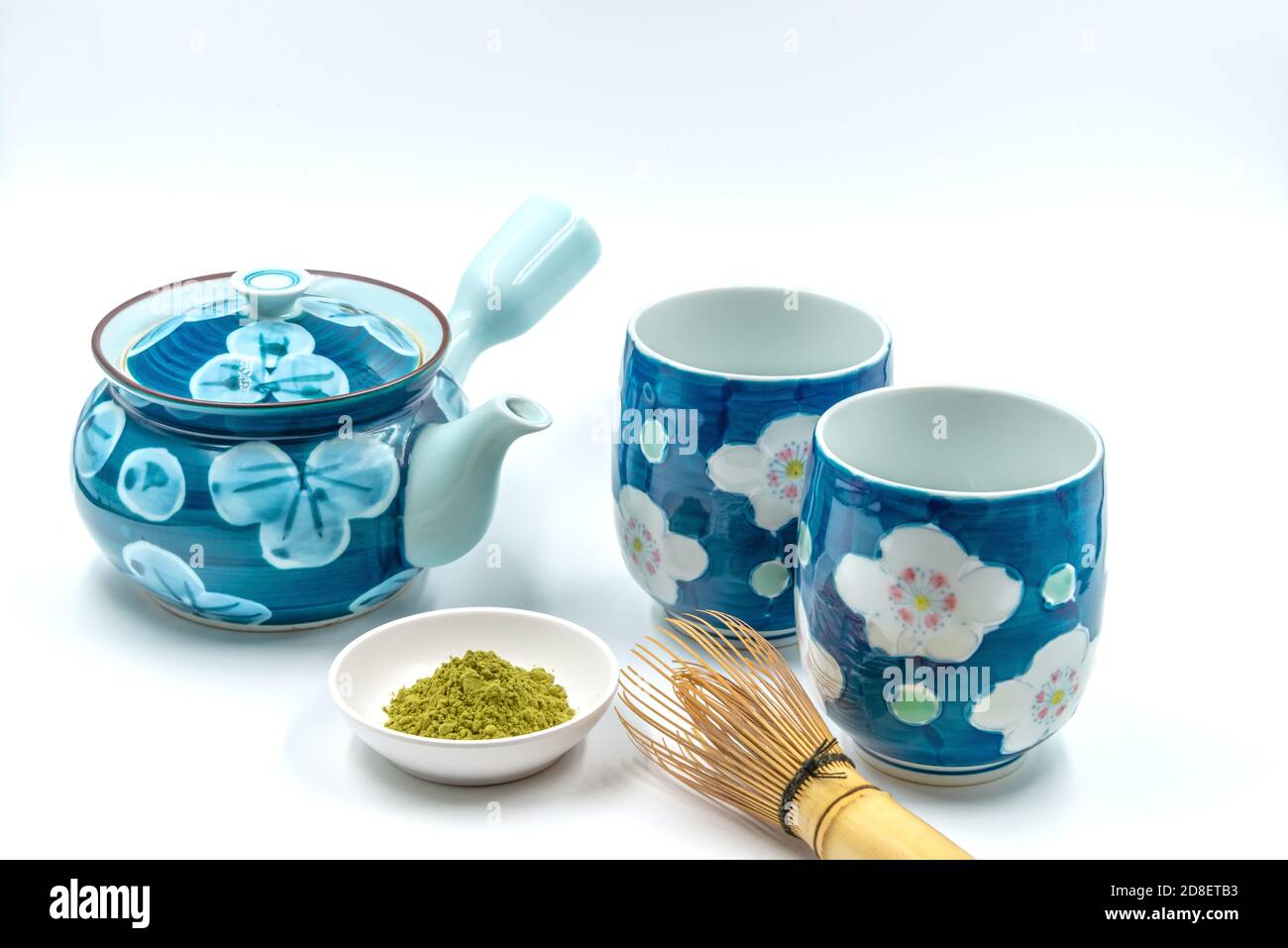 Japanisches Matcha Teeset, Nahaufnahme auf weißem Hintergrund Stockfoto