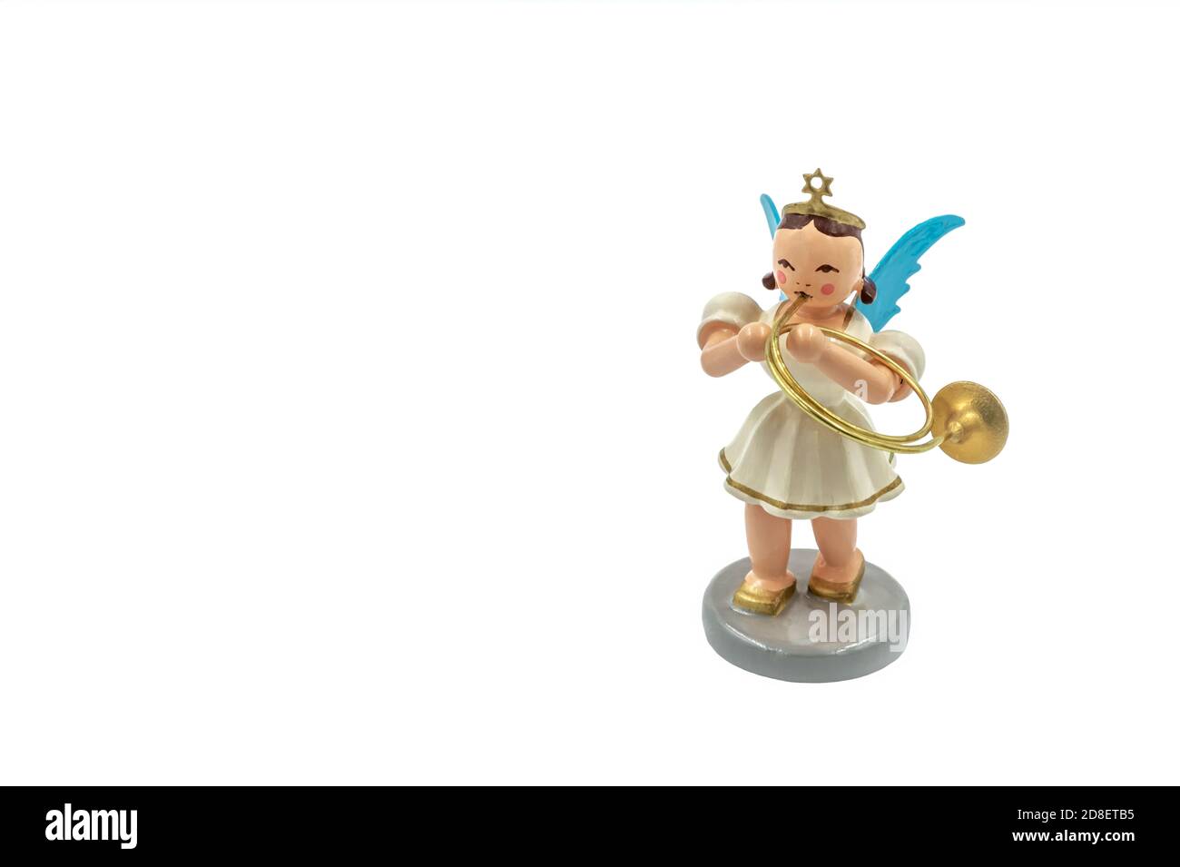 Nahaufnahme einer original handgeschnitzten deutschen Weihnachtsengel-Figur auf weißem Hintergrund, Trompete spielend Stockfoto
