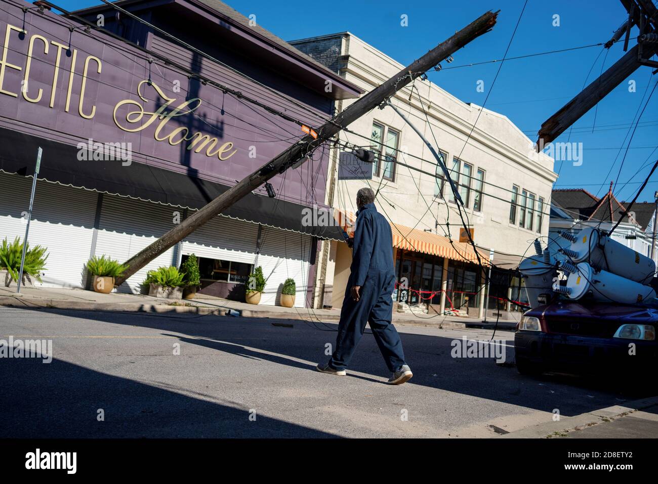 Ein Mann Geht An Einem Auto Vorbei Das Von Umgesturzten Transformatoren Zerschlagen Wurde Nachdem Hurrikan Zeta Am 29 Oktober 2020 Durch New Orleans Louisiana Usa Gefegt Wurde Reuters Kathleen Flynn Stockfotografie Alamy