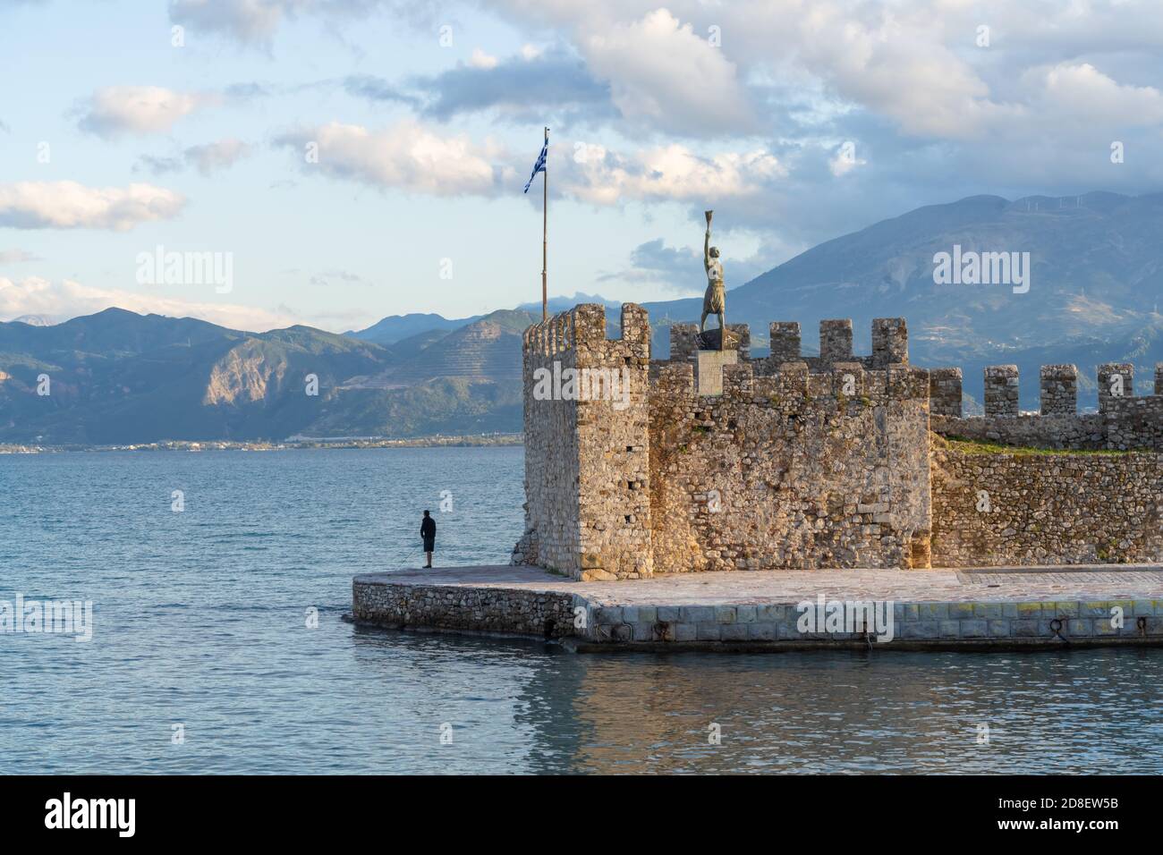 Der alte Hafen von Nafpaktos, bekannt als Lepanto während eines Teils seiner Geschichte, Griechenland, an der Nordküste des Golfs von Korinth. Stockfoto