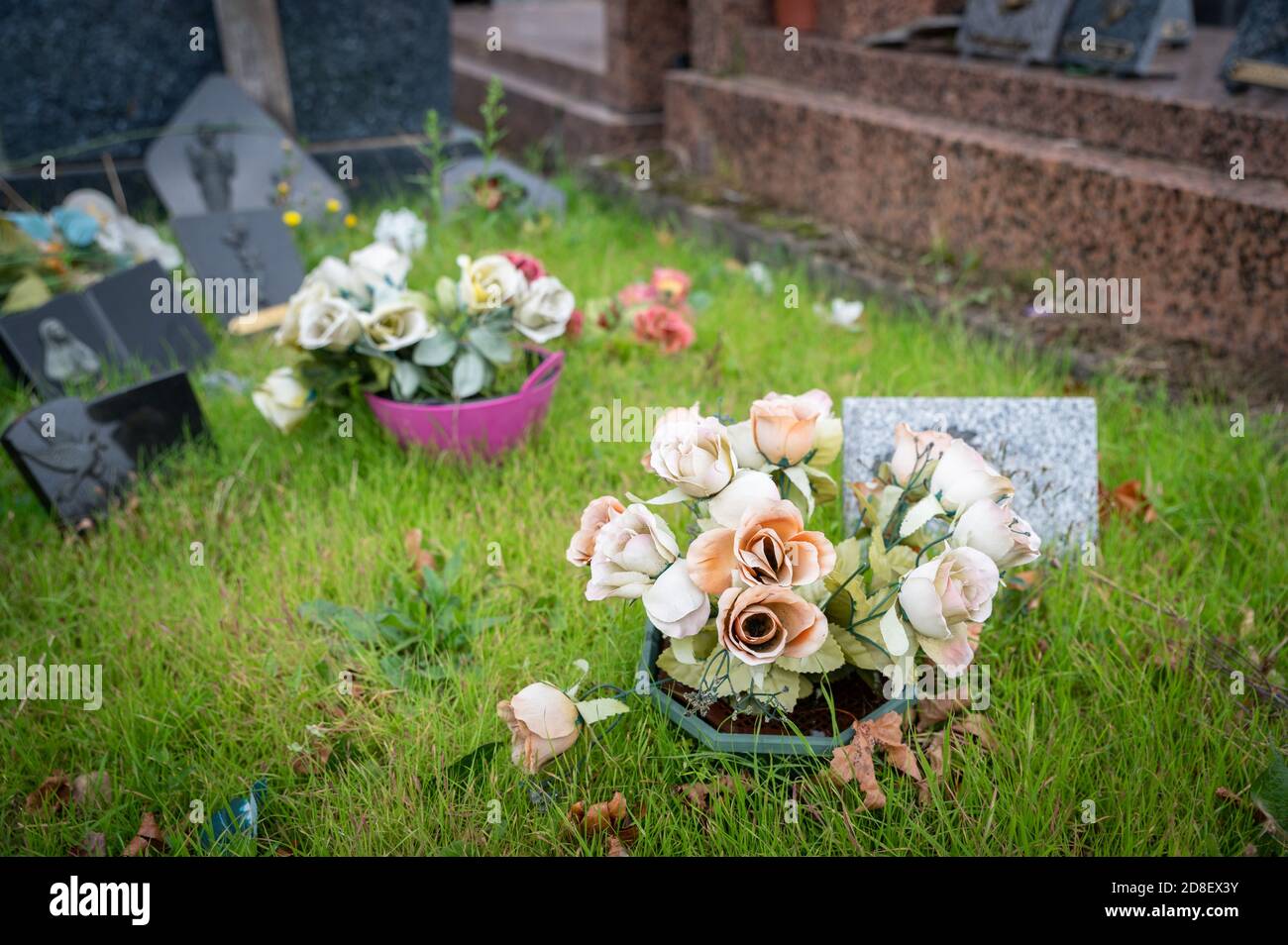 Lyon, Rhone Alpes Auvergne, Oktober 29 2020 : prunkvoller Friedhof mit bunten Blumen am Toussaint-Tag, Frankreich Stockfoto