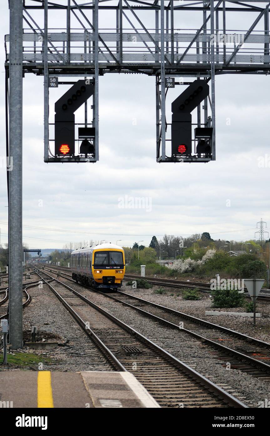 165125 Annäherung an Didcot Parkway-Plattform 3 von Osten. Stockfoto